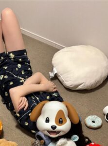 生理痛がひどくて床で寝ている女性　しかし周りをよく見ると…その光景に「健気で可愛い」「泣ける」「癒されまくりました…」