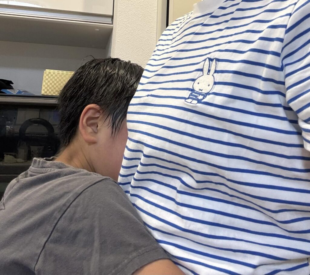 ママさんに謝る息子さん（＠yappi__rさんより提供）