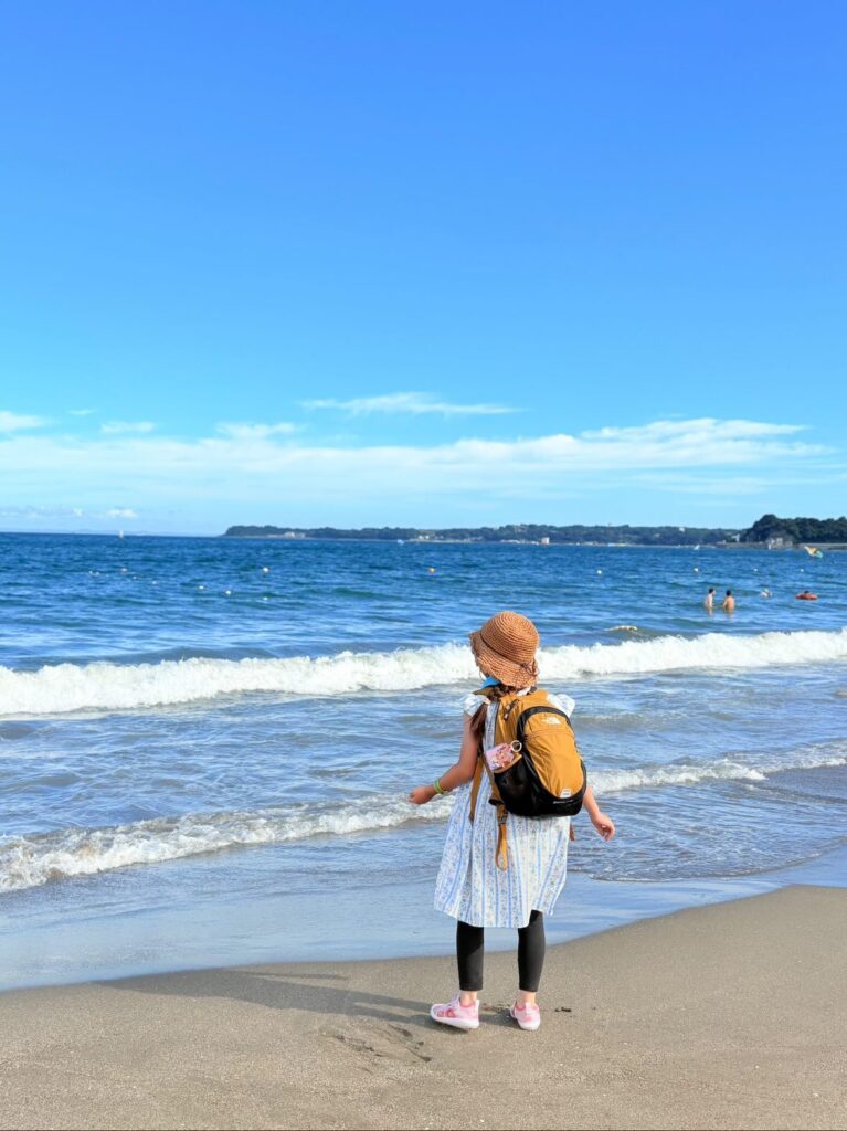 海を眺める娘さん（＠arutokunさんより提供）