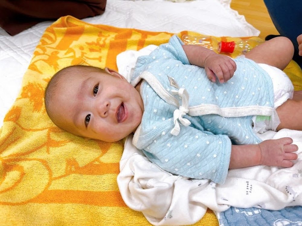 ベビーマッサージで笑顔に（@natsumi.k_fleelanceさんより提供）