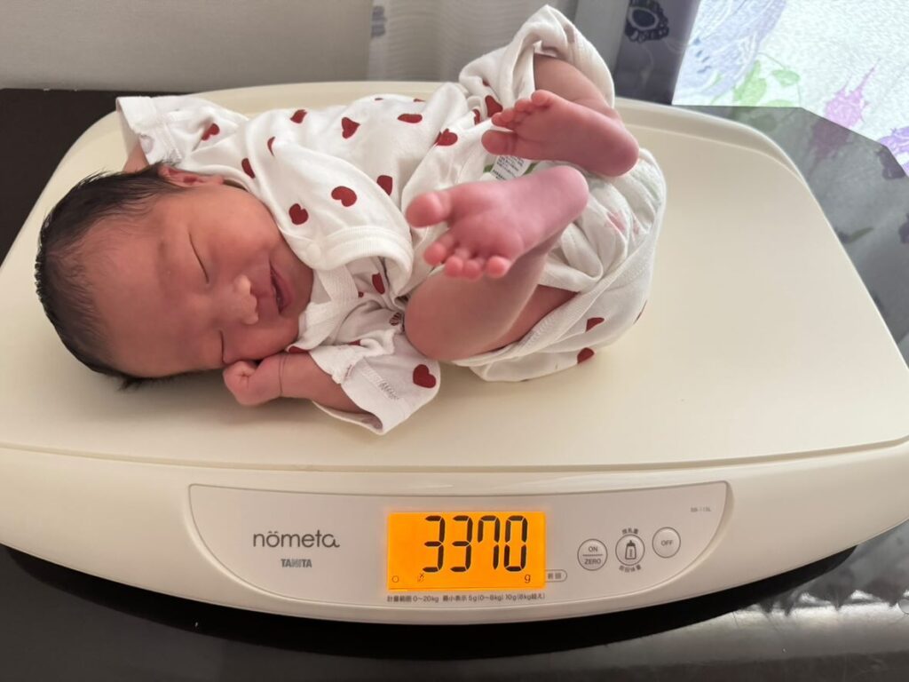 足上げポーズをする娘さん①（@sa.matsuiさんより提供）