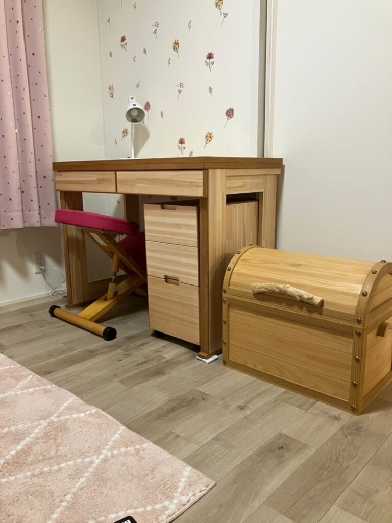 おじいちゃんが作った宝箱と勉強机（@inanori0503さんより提供）