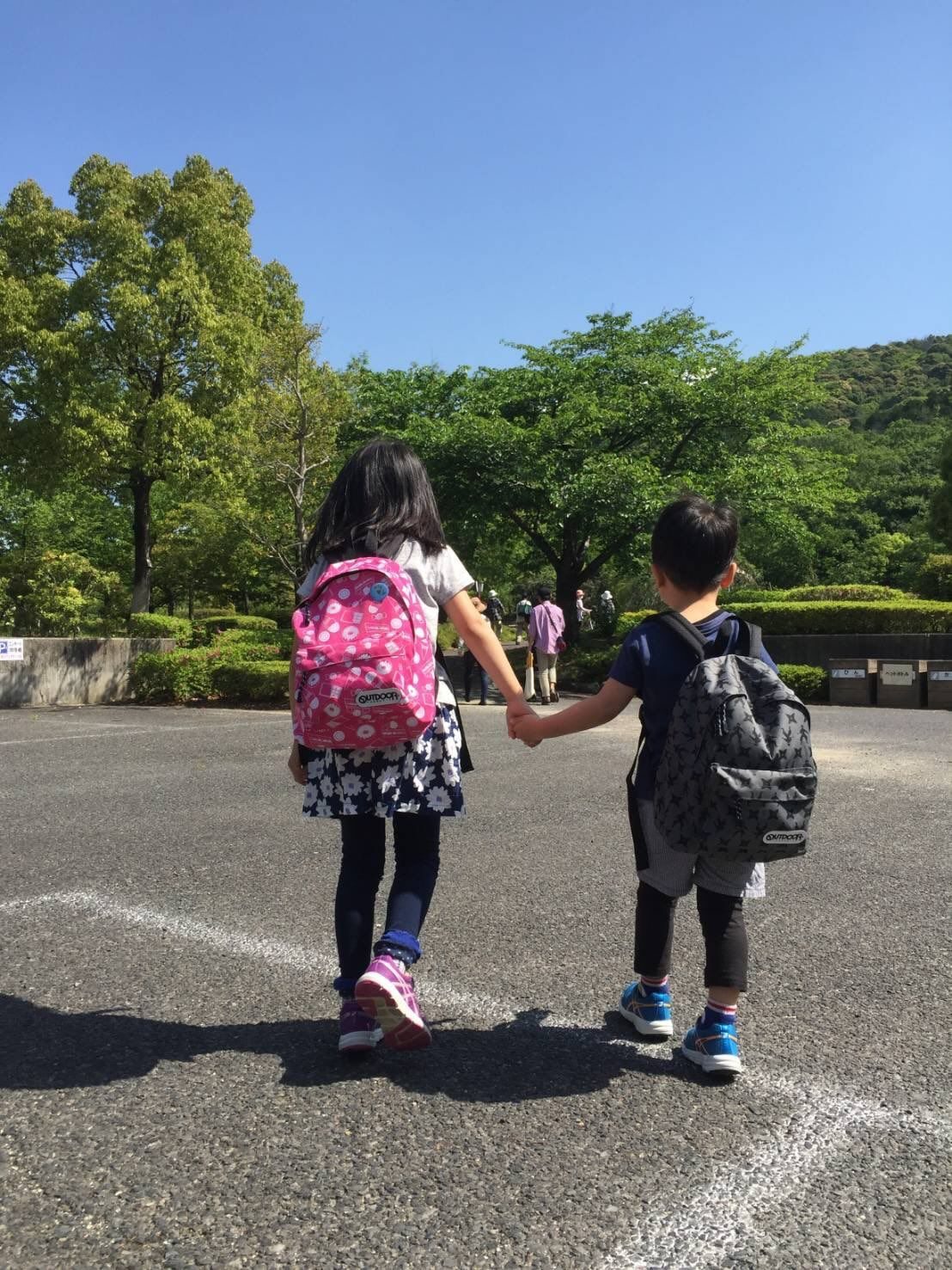 2016年、5歳弟の手を引いて歩く7歳姉。　→9年後の成長した姿に「子育てが成功してる」「イケメンすぎ」「こんな尊い姉弟いるんですか！！」