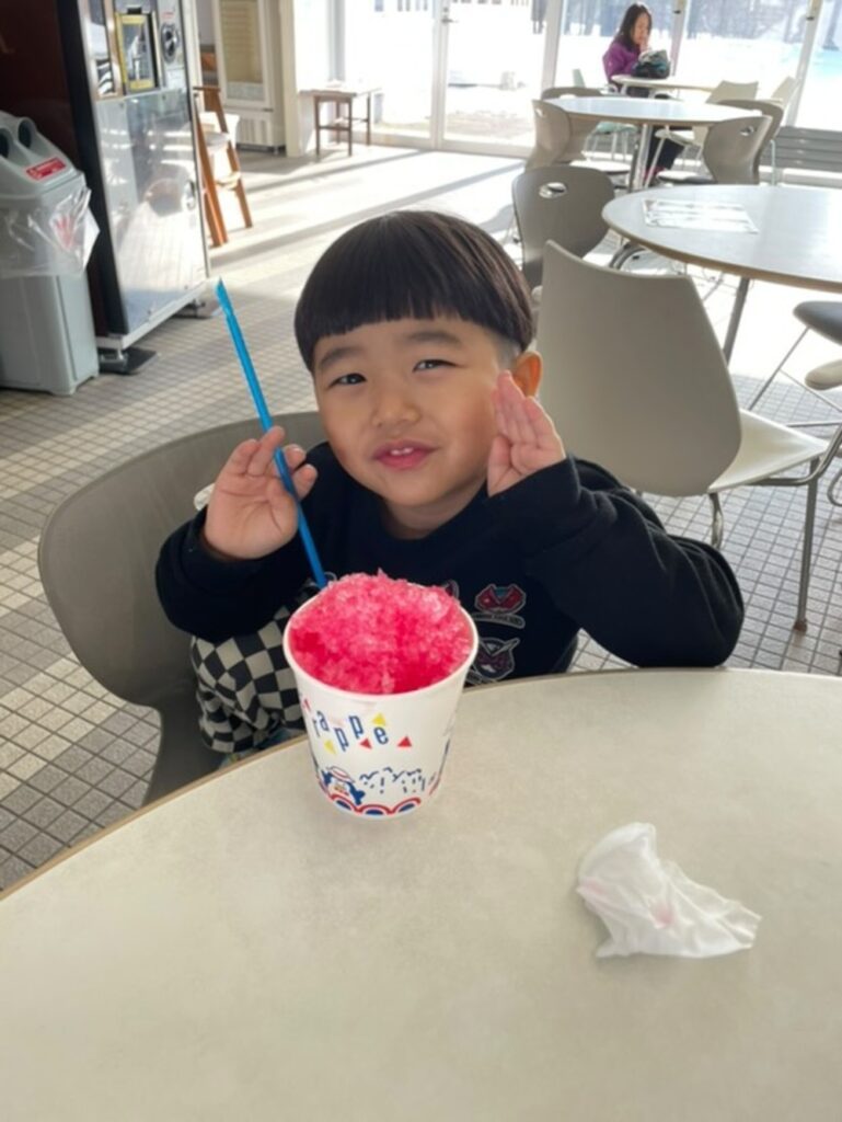冬でもかき氷を楽しむ息子さん（@konomi_kanekoさんより提供）