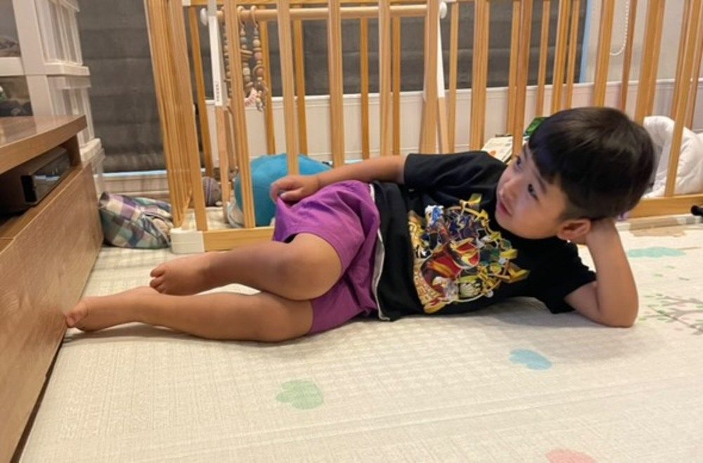 パパの真似をするおちゃめな姿（@konomi_kanekoさんより提供）