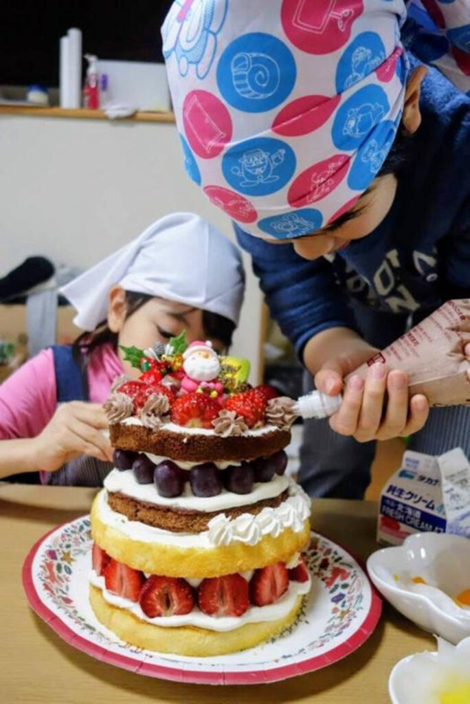 幼少期から料理好きだった息子くん（@riiko425さんより提供）