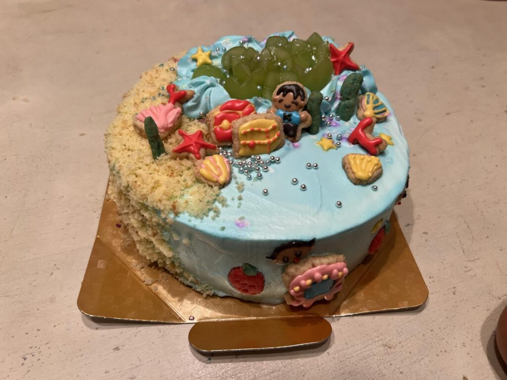 完成したバースデーケーキ（＠yummy_okashiさんより提供）