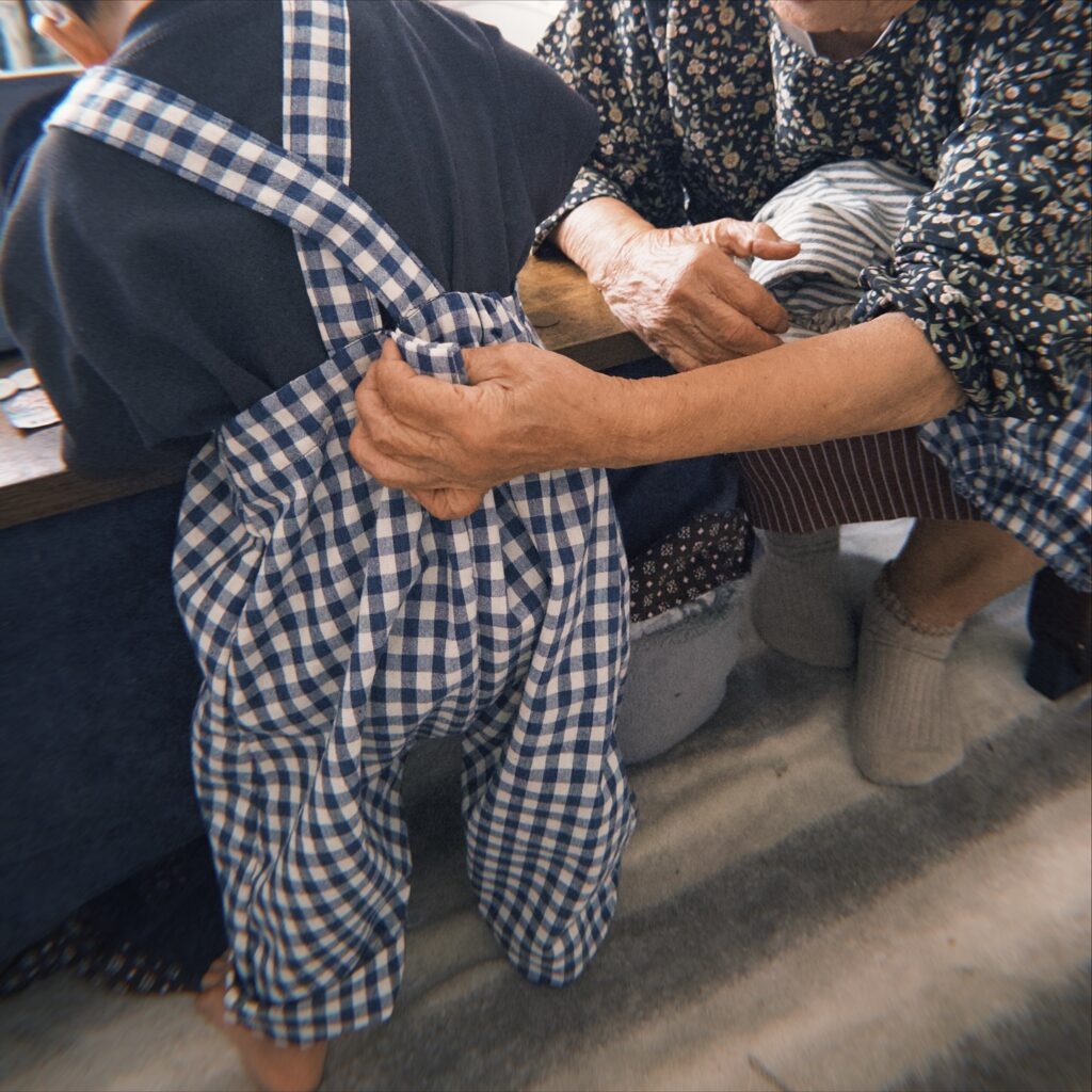 サイズチェックをするひいおばあちゃん①（＠haru_room2727さんより提供）