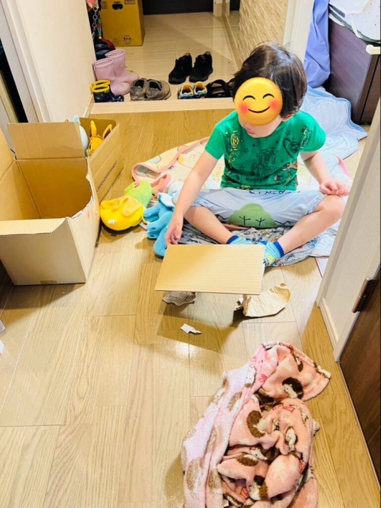 ダンボールで遊ぶ息子さん（＠hiroyuki9414さんより提供）