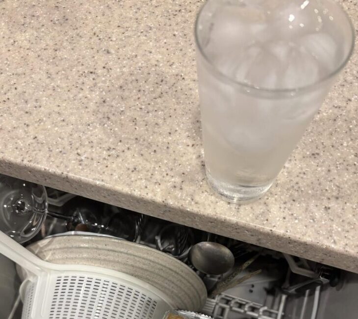 子どもに隠れてお菓子を食べるママ「私、賢い」→周囲をあざむく”完璧な工夫”に…「その手があったか！！」「今晩試してみます！」「天才なの？」