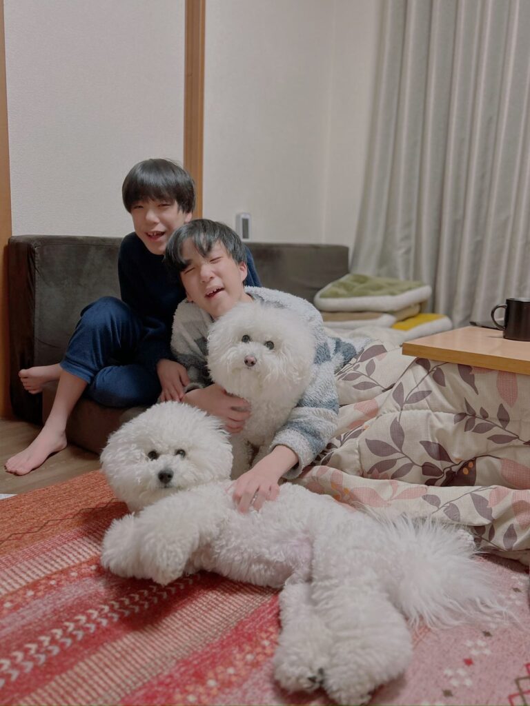 愛犬2匹と（＠twins_donuts_taiyakiさんより提供）