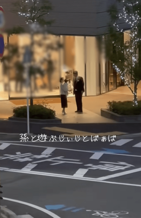 0歳娘をじいじ達に預けた結果…　→ママが遠くから様子を見てみると……”まさかの光景”に 「ドラマの1シーンみたい」「じいじとばぁば素敵」「泣いちゃう」