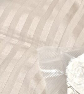 宅配便を受け取り、開封した結果…　”まさかの中身”に「失敗した目玉焼き」「インパクトすごい」「空気を…」