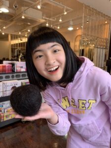 笑顔のオン眉少女　→アイドルに憧れた結果…5年後、現在の姿に「綺麗」「どっちも可愛い」「なにがあった！！」「5年でこの変化凄い！」「素材がいい」