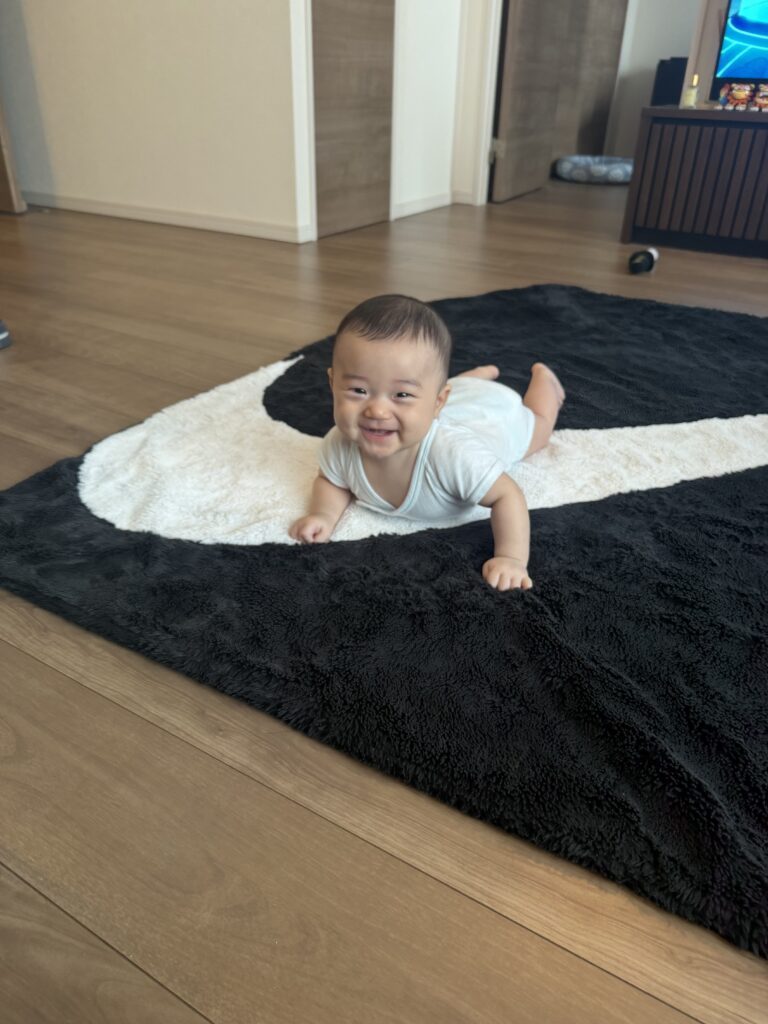 ハイハイする様子（＠pua_pua_さんより提供）