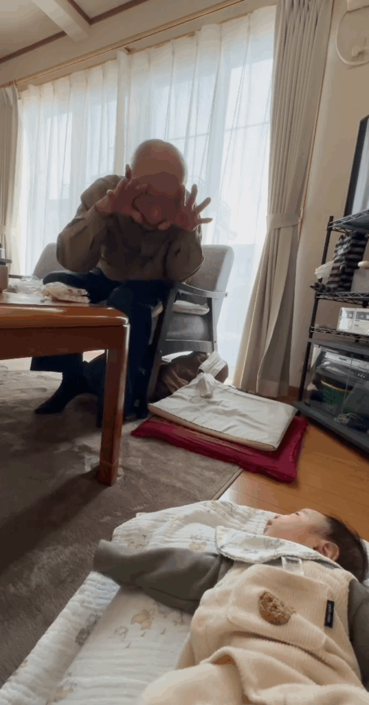 息子さんをあやすひいおじいちゃん（＠tsumu007さんより提供）