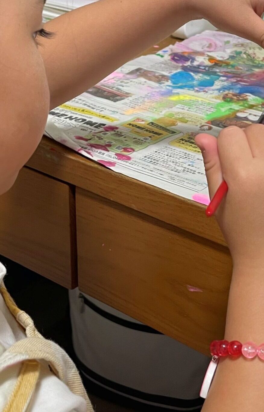 何かを作る4歳娘「できた！」　母が完成品をよく見ると…「天才」「娘ちゃんセンスあるなぁ」「このパソコンめっちゃ欲しい」