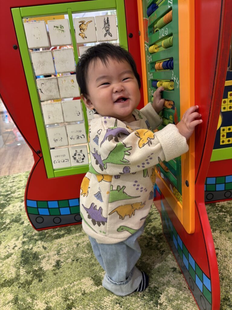 遊んでいる息子さんの様子（＠useru6n4k4q77rさんより提供）