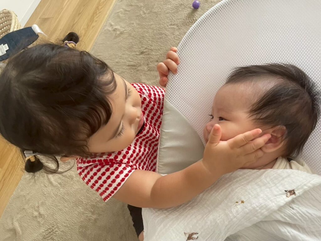 見つめ合う姉弟（＠mao80477さんより提供）