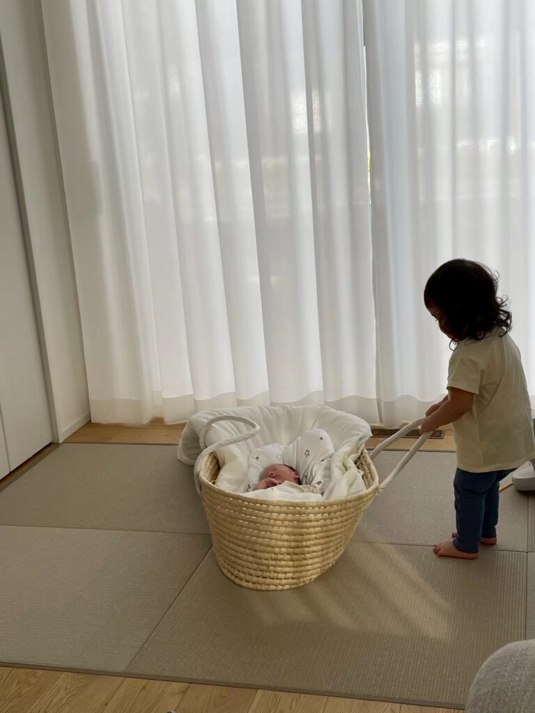 息子さんの様子をチラリ（＠mao80477さんより提供）