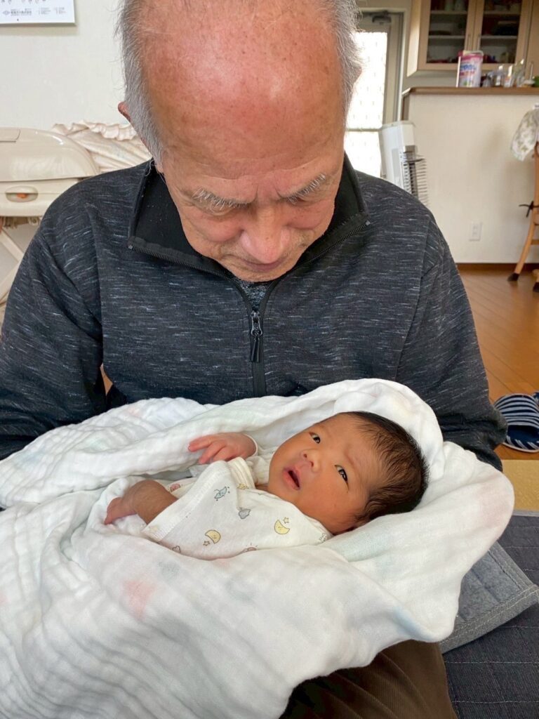 息子さんとひいおじいちゃん②（＠n_____p.14さんより提供）