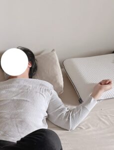 朝、寝室に向かうと…寝ているはずの夫に違和感。妻が近寄ると…「うそでしょー？！」「逆にいいまである」「トラップ眼鏡！」