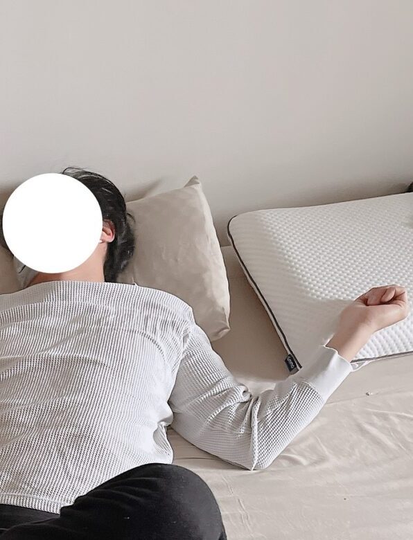 朝、寝室に向かうと…寝ているはずの夫に違和感。妻が近寄ると…「うそでしょー？！」「逆にいいまである」「トラップ眼鏡！」