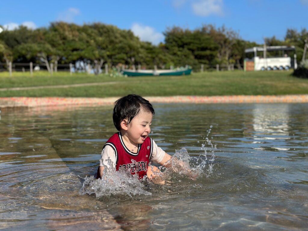 水遊びをする息子さん（＠yaaaaaa2024さんより提供）