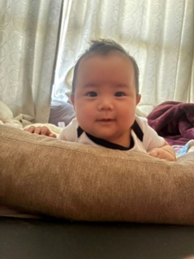 ひょっこり顔を出す息子さん（＠yua.nagi_05010708さんより提供）