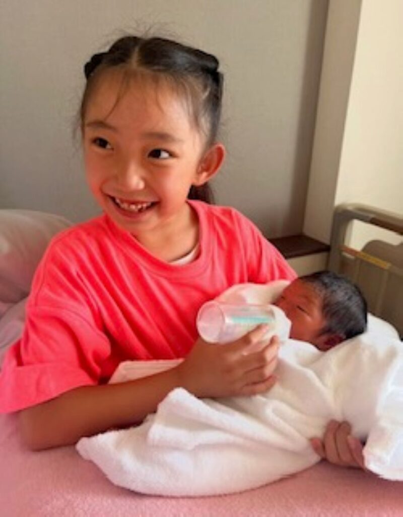 ミルクをあげる娘さん（＠tsun941さんより提供）