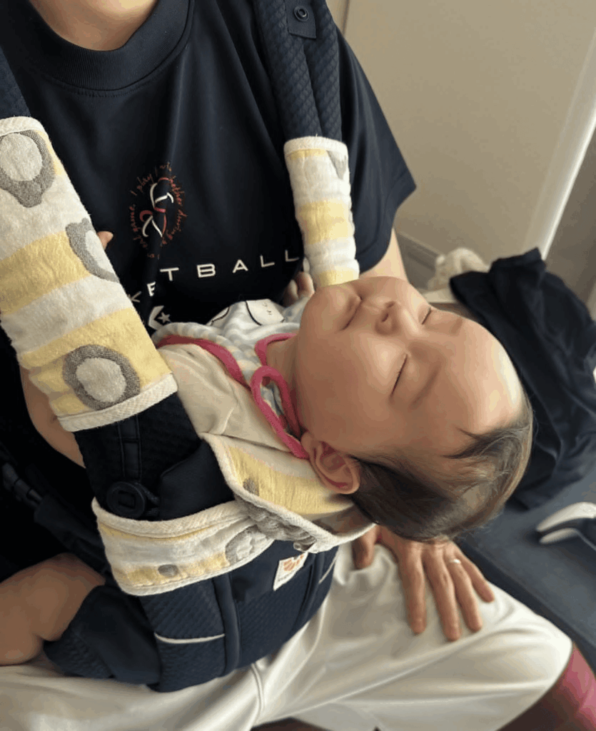 パパさんの抱っこで眠る娘さん（@rinn_0194さんより提供）