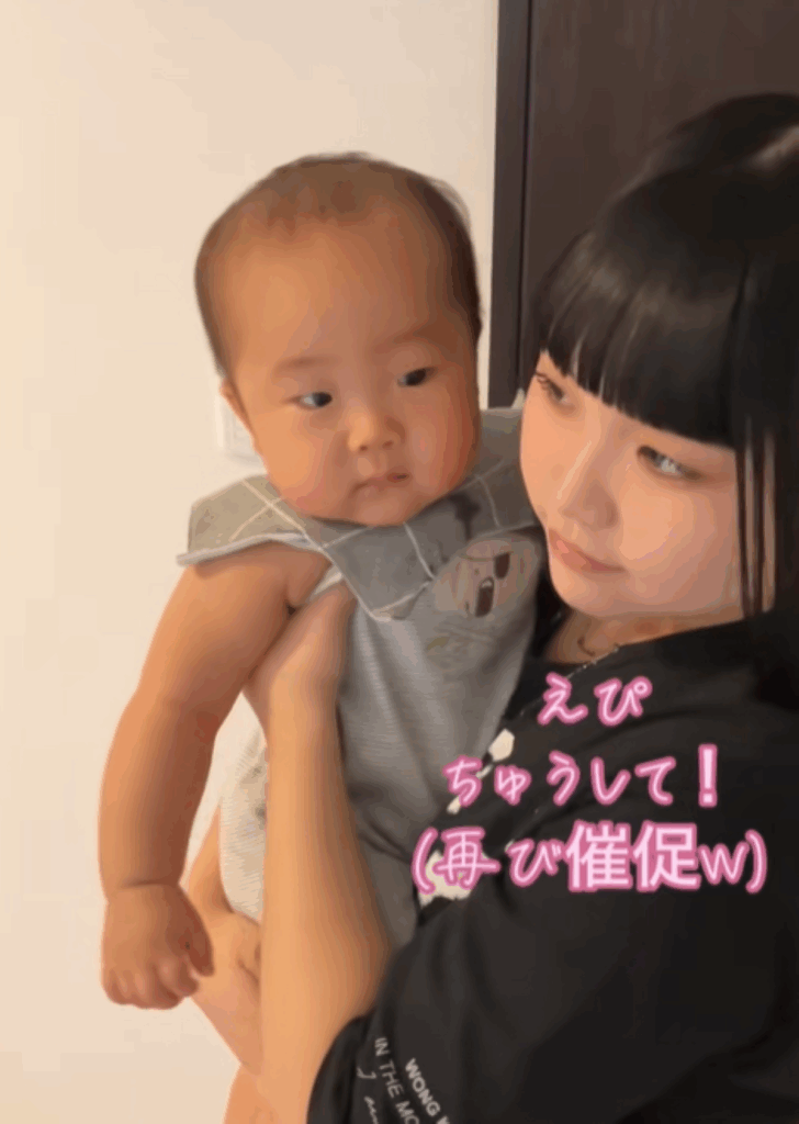 ちゅうを催促するお姉ちゃん（＠user9060869255912さんより提供）