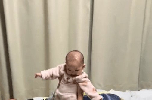 ごきげんな生後7か月の娘。　しかし、足元をよく見ると…「涙出てきた」「幸せな世界」