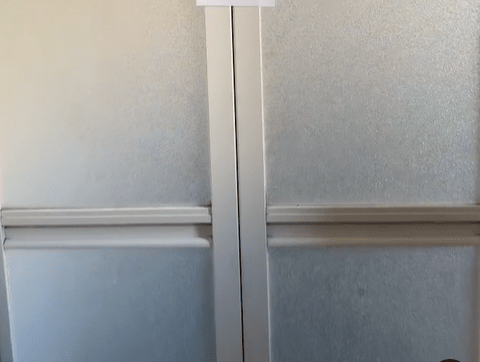 お風呂場に向かった夫「あれ」→ドアに違和感。近づいてみると……”違和感の正体”に「これは惚れる」「めっちゃ可愛い」