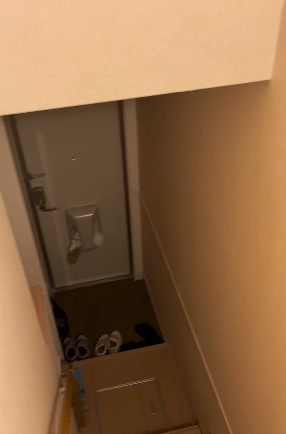 自宅のお風呂に向かった人「！？」　玄関に違和感→よく見てみると…気づいた”違和感の正体”に「なぜそこに？」「まさか、そんな所に」「ジャストフィット」