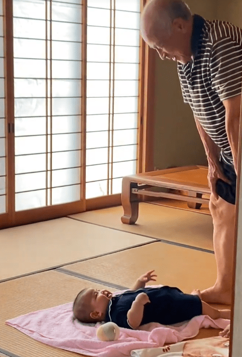 じいじに見つめられる生後5ヶ月赤ちゃん。　→しかし、じいじが手を伸ばすと…ママが”見た光景”に「最高」「ほっこり」「最高ペア」「かわいい」