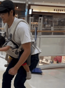 息子を抱えて買い物をするパパ。カートを押したがる息子への対処法に「楽しいだろうなあ。2人とも」