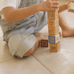 母「おもちゃを片付けてね」息子「わかった！」母が見たまさかの光景に「ちがう、そうじゃない！」「子どもっておもしろいな」「すごいな」