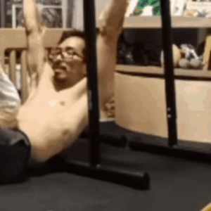 筋トレをするパパ。しかし、よく見ると…「鬼コーチ」「天然の負荷」「父親すげえ」