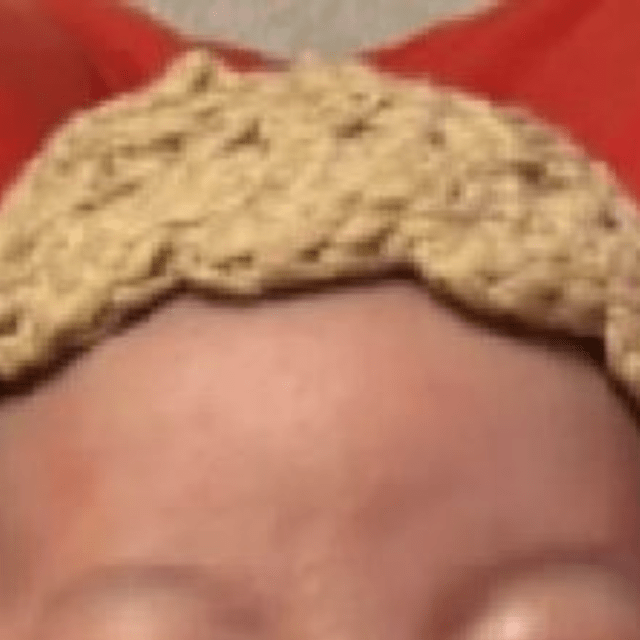 生まれてくる赤ちゃんのために編んだ帽子　出産後、ママが待ちわびた瞬間のはずが…”衝撃の光景”に「想像の斜め上」「拝んじゃう可愛さ」「編み物お上手」