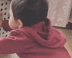 洗濯中に現れた1歳息子。母が思わず笑った”予想外の行動”に「まさかの！」「やめてー」