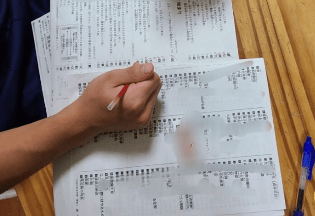 勉強中、突然手を止めた15歳息子。しかし、机の上をよく見ると→まさかの様子に「悪い顔しとるw」「勉強見てくれてるのかも」