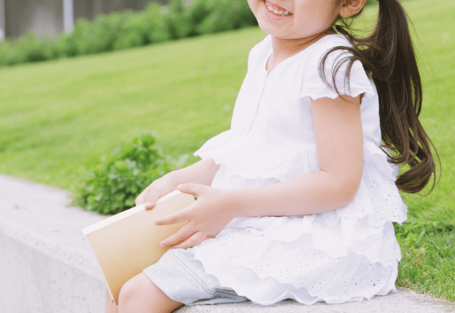 【写真3枚】絵を描く女の子