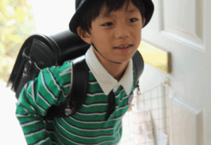 登校直前、小6息子「今日、エプロンいるって！」焦った母が“7分で準備したモノ”に「時代の先取り」「その発想は天才」