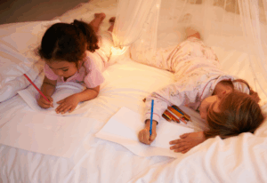 初めてのお泊まり会をする小3娘。食後、お友達が取った”まさかの行動”に「きちんとした躾」「魔法の言葉」