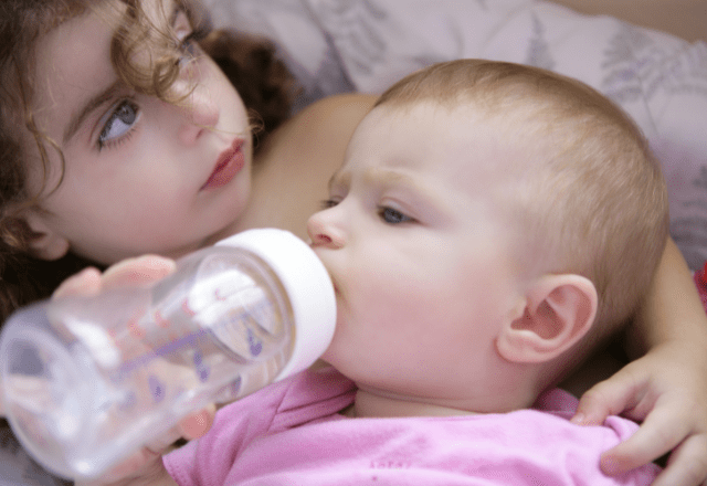 イメージ画像：ミルクをあげる様子