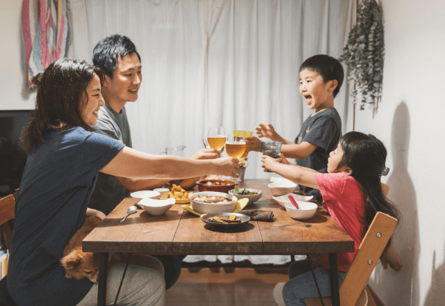 【写真3枚】掃除機をかける様子