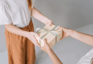 取引先の来訪対応で渡された手土産。その“気が利きすぎる中身”に「え！？」「意表を突かれた」「すごい」