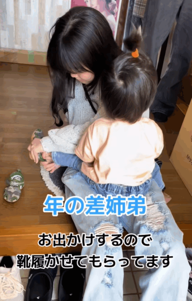 靴を履かせてもらう様子（＠eichi_0406さんより提供）