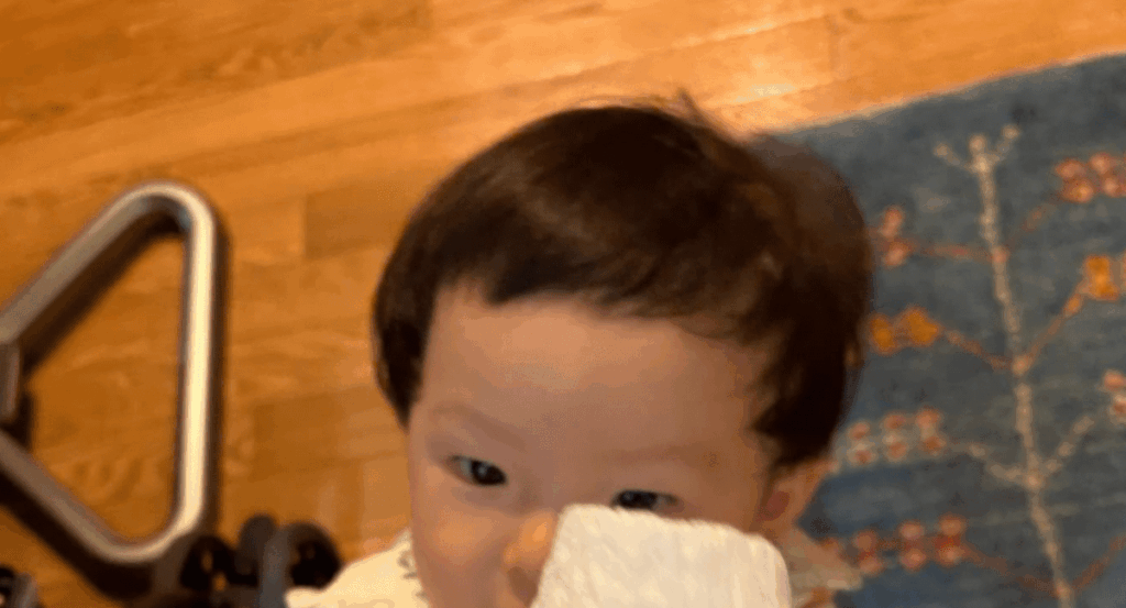 お風呂上がりに手渡してきたのは…（@airiynhiroさんより提供）